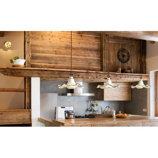 romanticky vidiecky s rucne malovanym mediteranskym zavesnym svietidlom osvetlenie vintage mestiansky klasicky jedalen kuchyna obyvacka spalna gazdovsky dom hostovsky dom 2.jpg